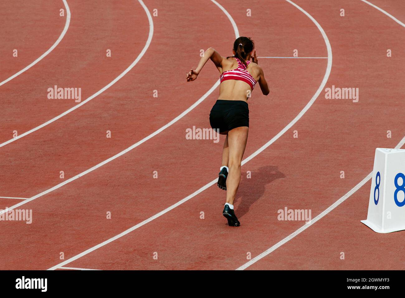 Girl Runner Athlete Inicio de 400 metros de carrera y competencia de campo  Fotografía de stock - Alamy