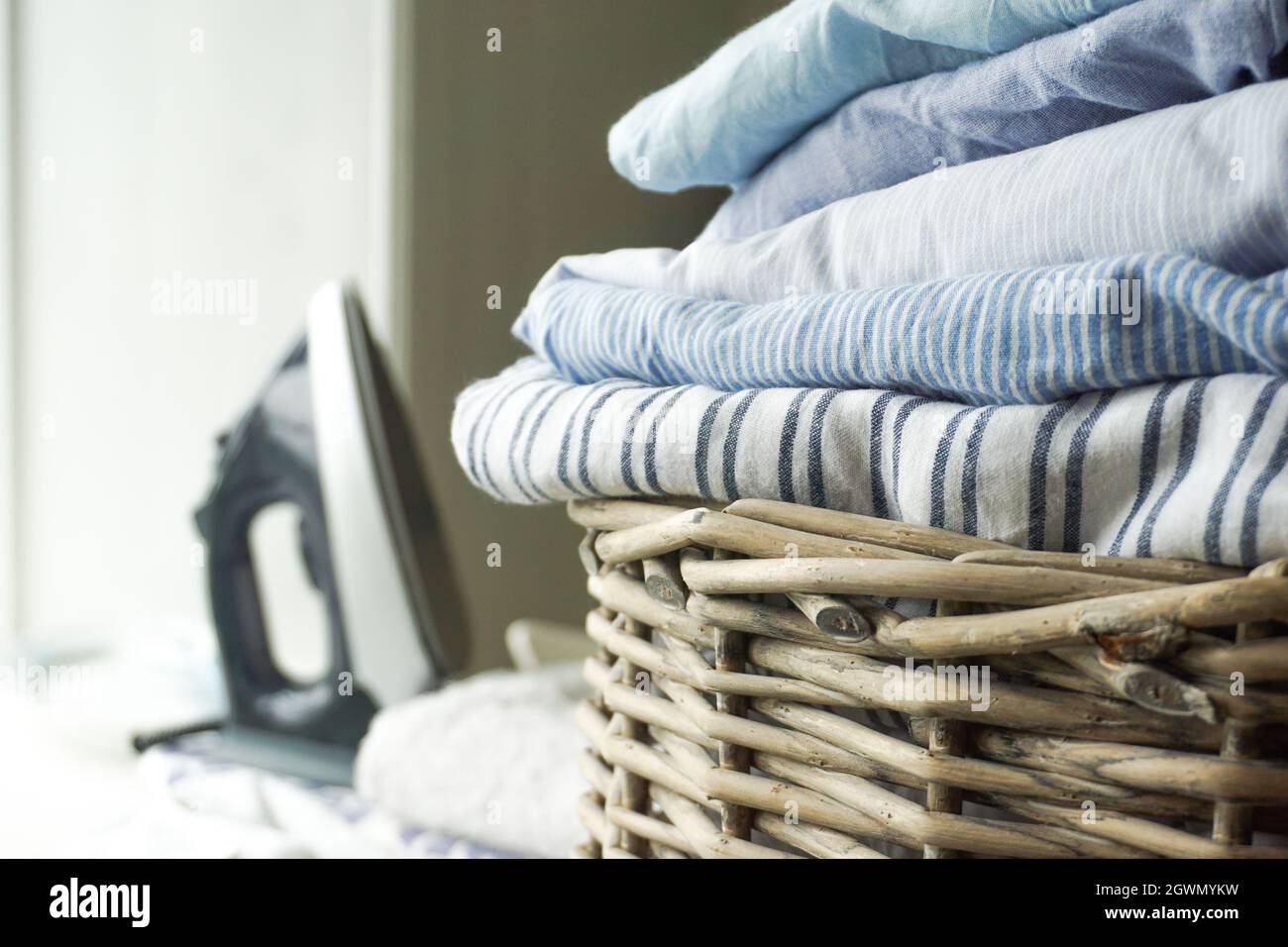 Primer plano de la cesta de la ropa en la mesa en casa Foto de stock