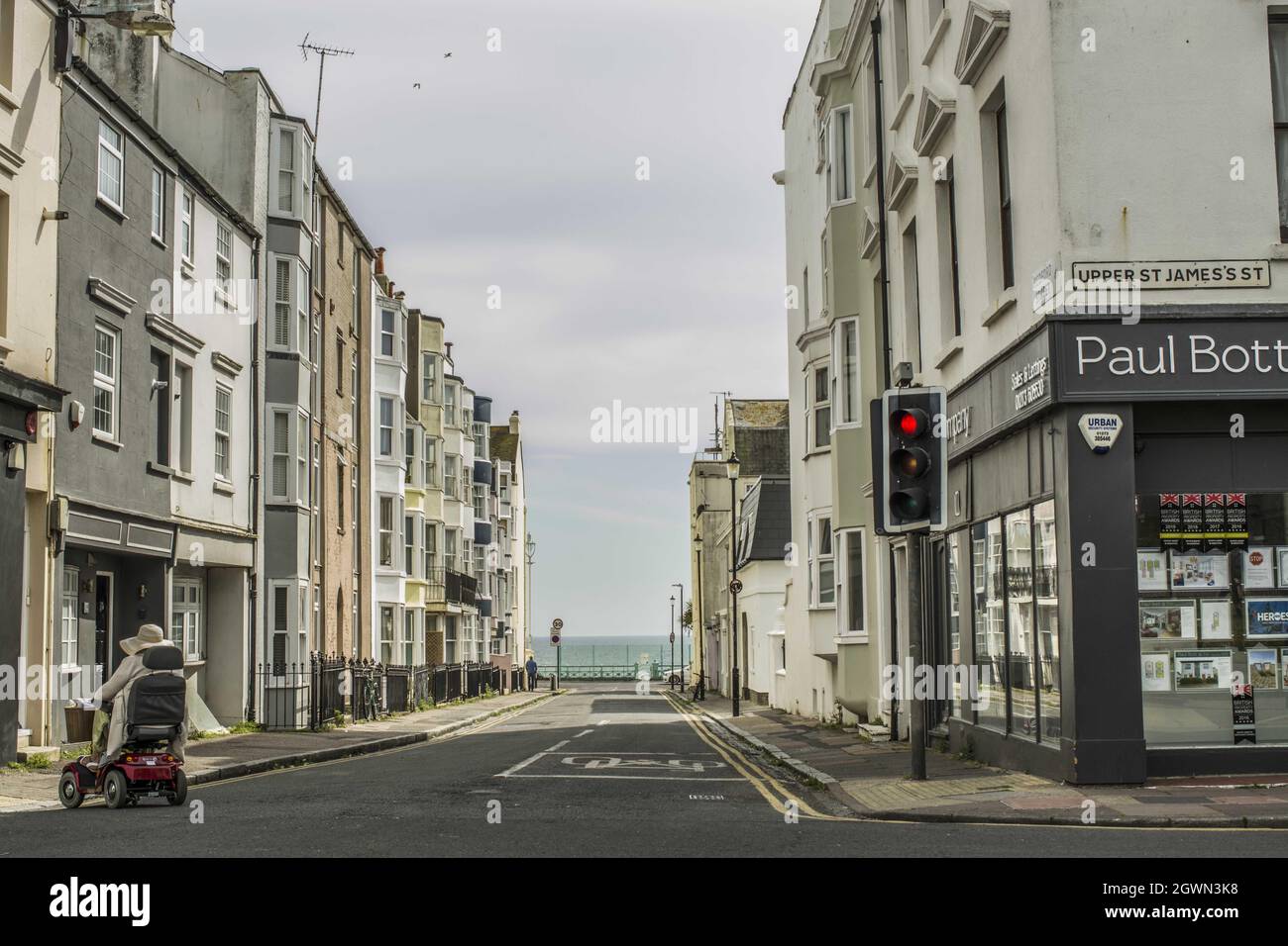 Calle vacía en Brighton sólo una persona en silla de ruedas Foto de stock