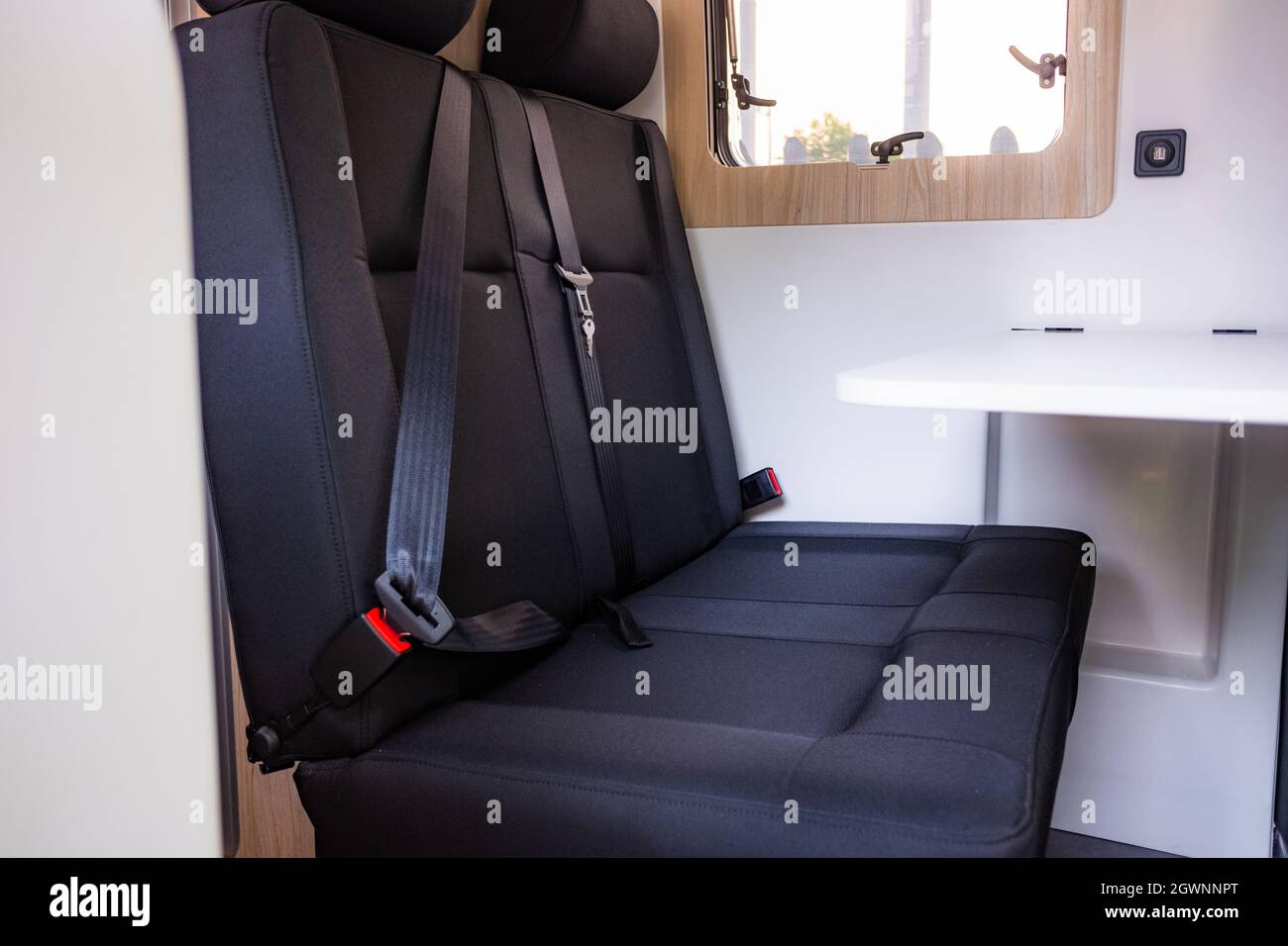 Autocaravana con cinturones de seguridad en los asientos traseros  Fotografía de stock - Alamy