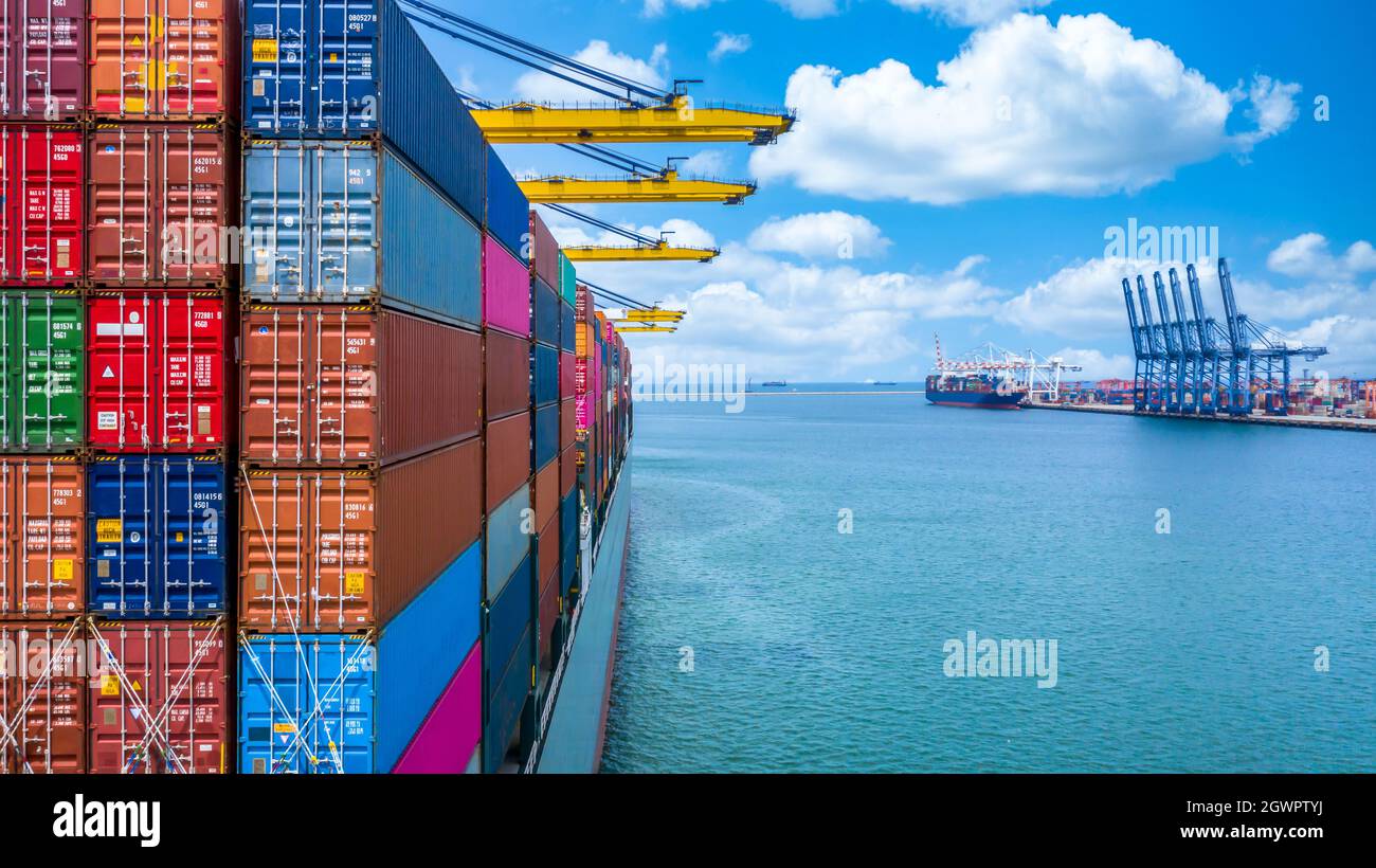 Descarga de buques de contenedores en el puerto de aguas profundas, Global  Business Logistic Import Export Freight Shipping Fotografía de stock - Alamy