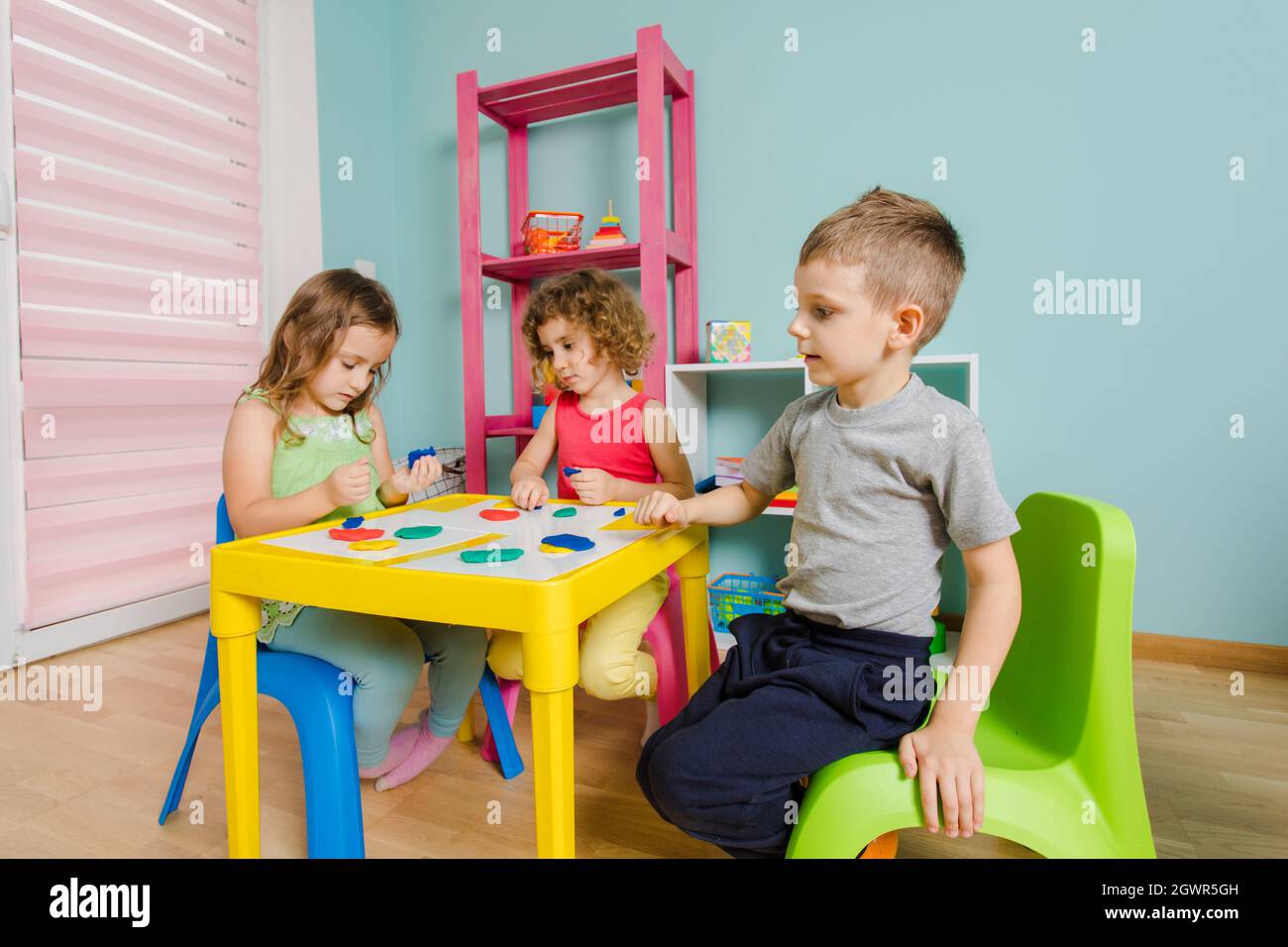 Niños jugando en Kindergarten Foto de stock