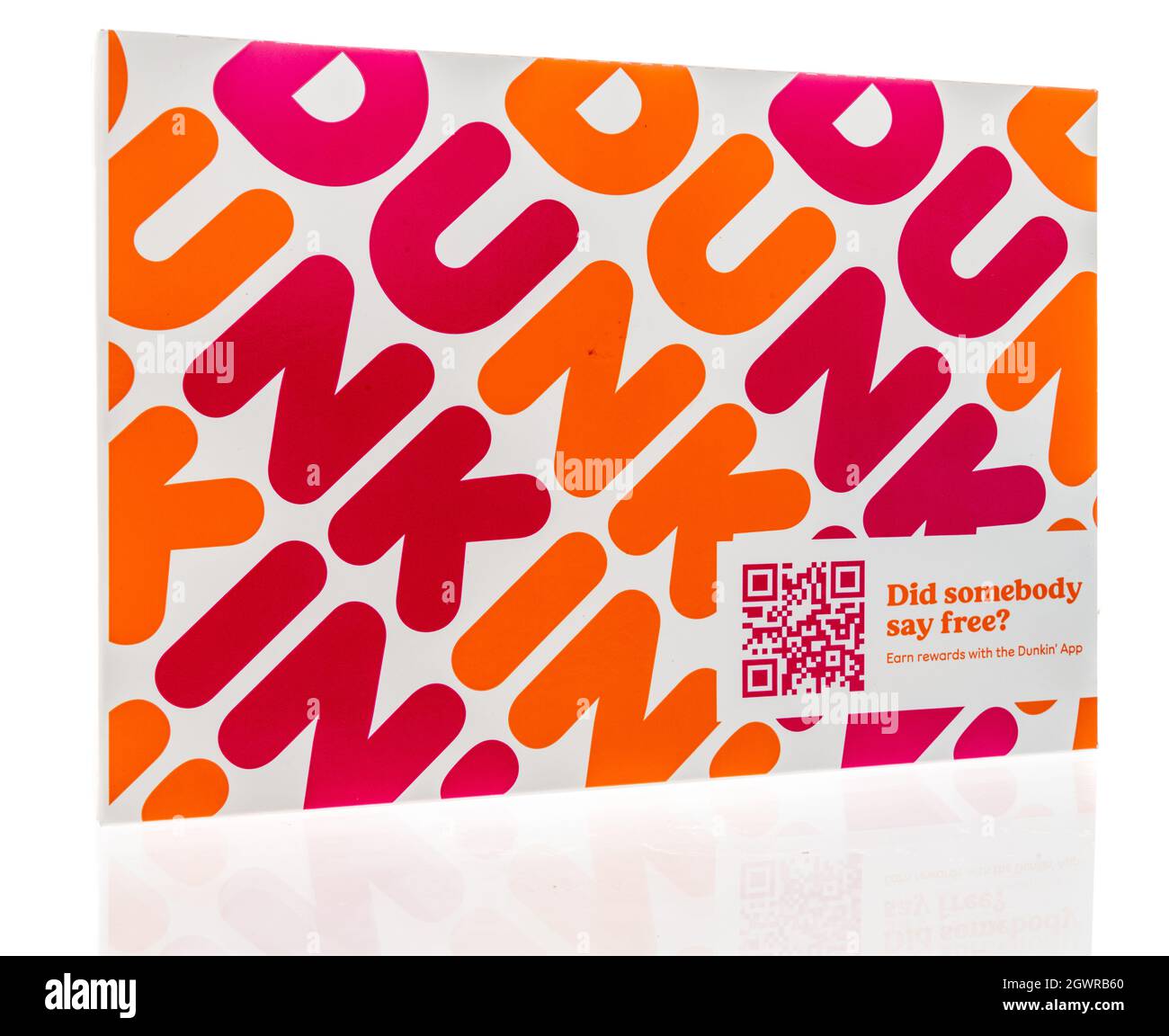 Winneconne, WI -12 de septiembre de 2021: Un paquete de Dunkin caja de  donuts sobre un fondo aislado Fotografía de stock - Alamy