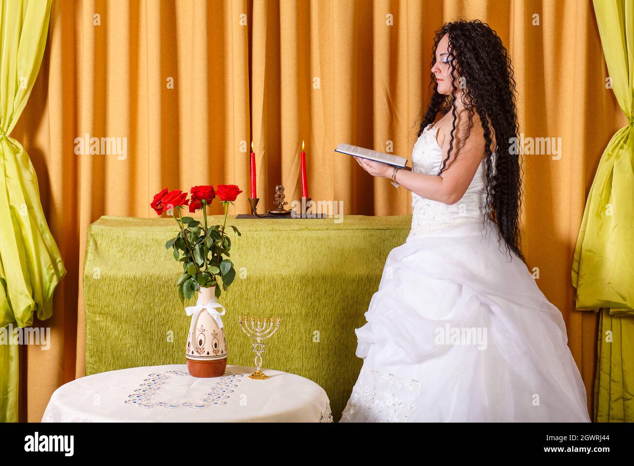 Una novia judía en un vestido de boda blanco sin un velo lee las oraciones de Tegilim en el cuarto antes Fotografía de stock - Alamy Una novia judía en un vestido de boda blanco sin un velo lee las oraciones de Tegilim en el cuarto antes Fotografía de stock - Alamy