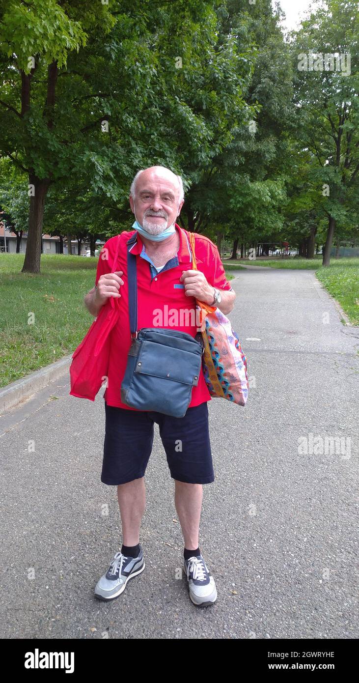 Anziano Pensionato Al Ritorno Con La spesa Si Ferma per Un Attimo Di Sosta  Fotografía de stock - Alamy