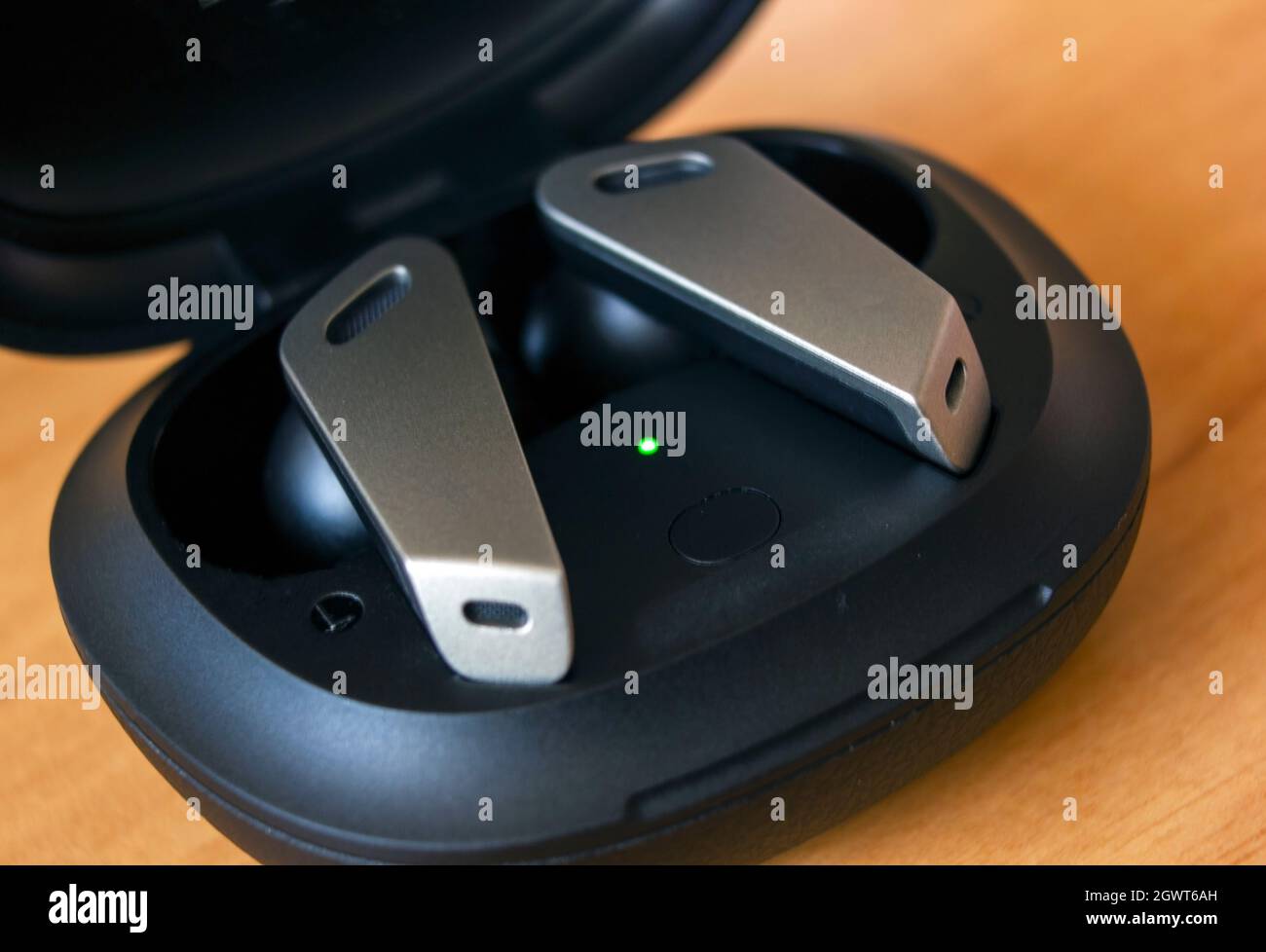Macro Disparo de diseño futurista Auriculares inalámbricos Bluetooth  pequeños o auriculares Fotografía de stock - Alamy