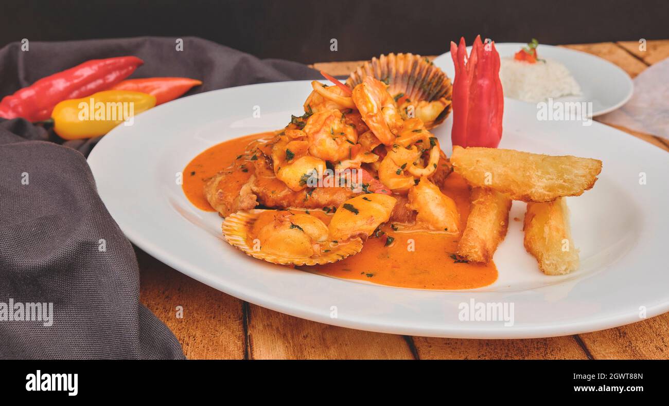 Comida Peruana, llamada Pescado A Lo Macho, Mesa de madera, Pescado