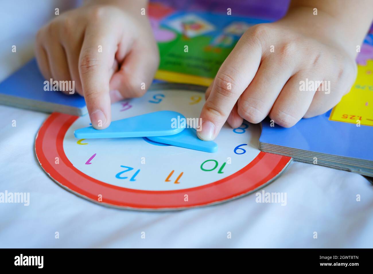 Kid Play Contar Tiempo Juego, los niños pequeños para aprender a leer un reloj  analógico Fotografía de stock - Alamy