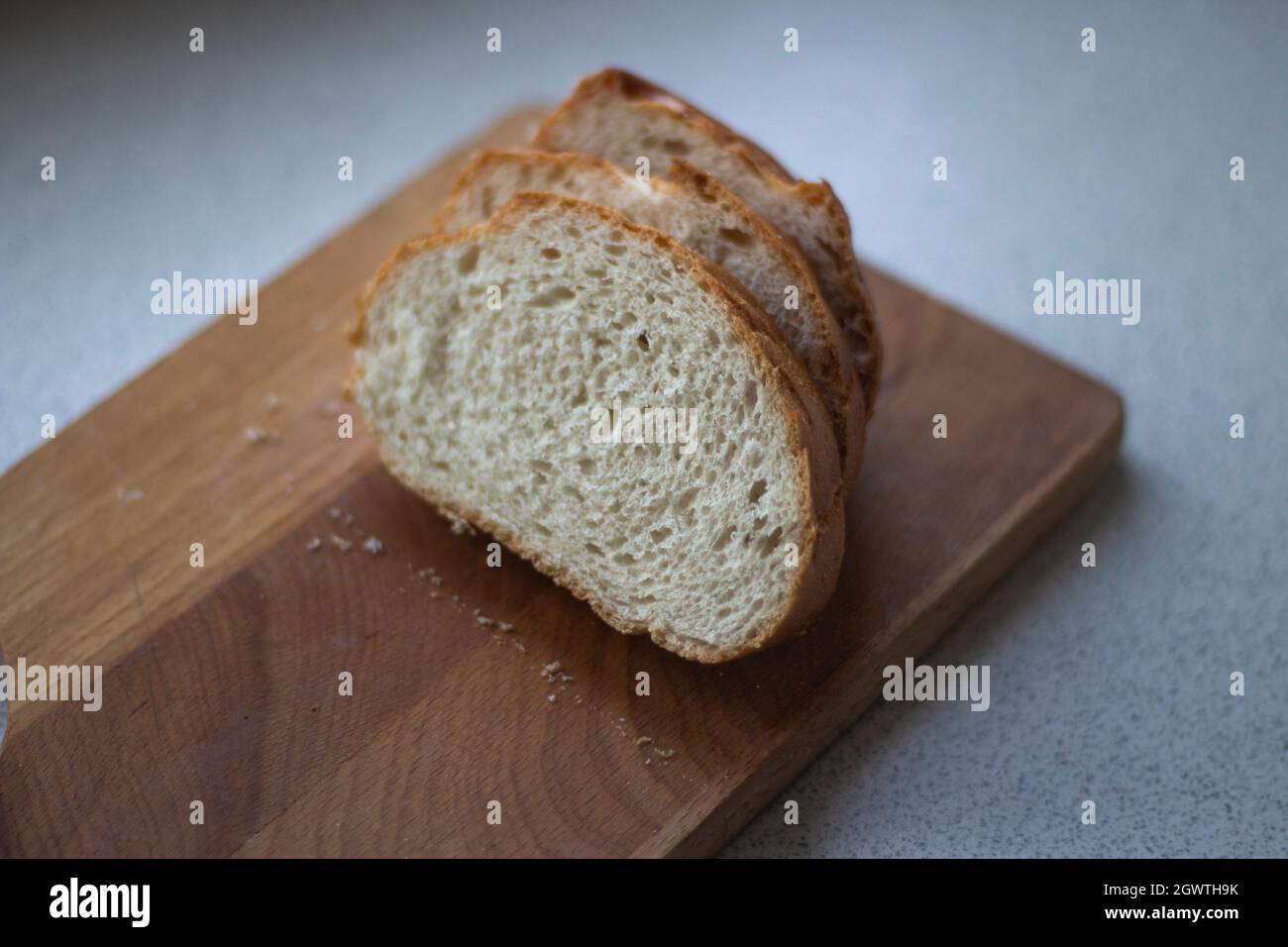 Pan blanco en rodajas en la tabla. Producto de trigo. Hacer un sandwich.  Hecho en la cocina Fotografía de stock - Alamy