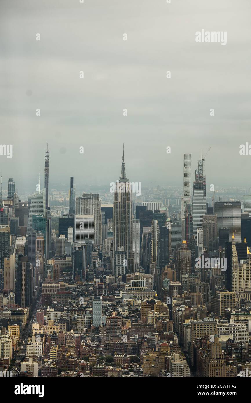 Vista aérea de los edificios en la ciudad contra el cielo nublado Foto de stock