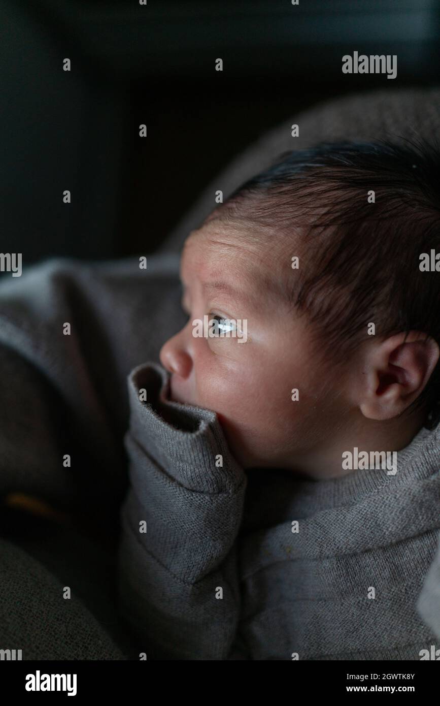 Bebé recién nacido con los ojos abiertos Foto de stock