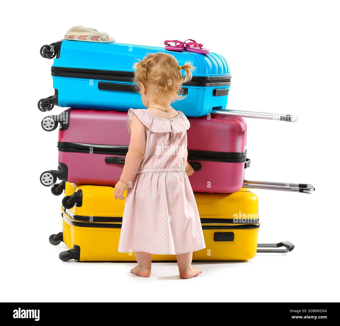 Linda niña con maletas sobre fondo blanco Fotografía de stock - Alamy