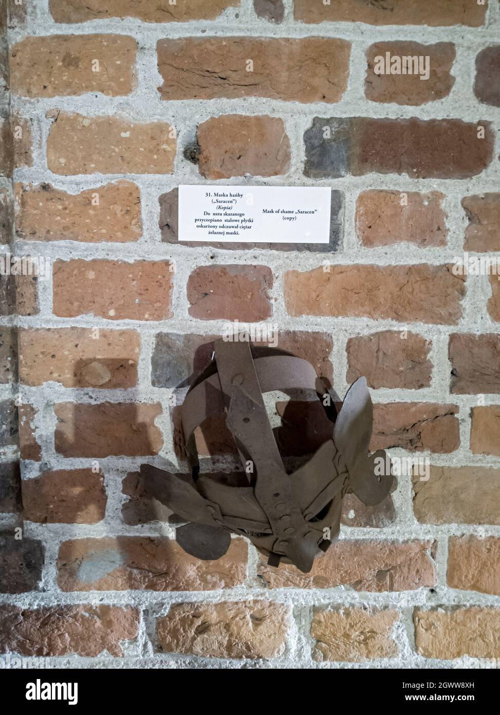 Máscara medieval de la vergüenza – Saracen. Las orejas del convicto estaban cargadas con placas de hierro, era muy difícil sentir el peso de la máscara. Foto de stock