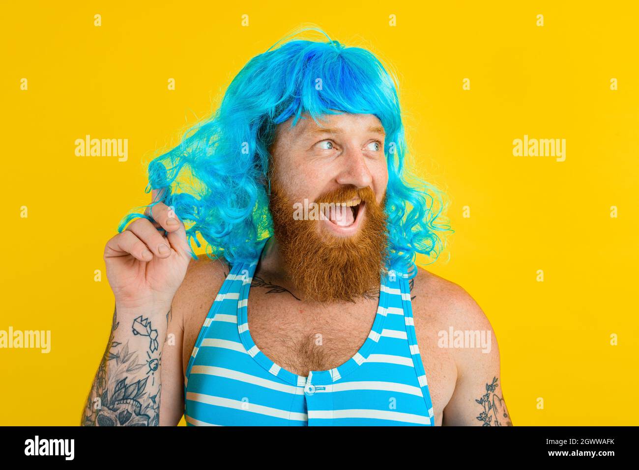 El hombre sorprendido con boya de la vida, traje de baño y peluca azul  actúa como una mujer sorprendida Fotografía de stock - Alamy