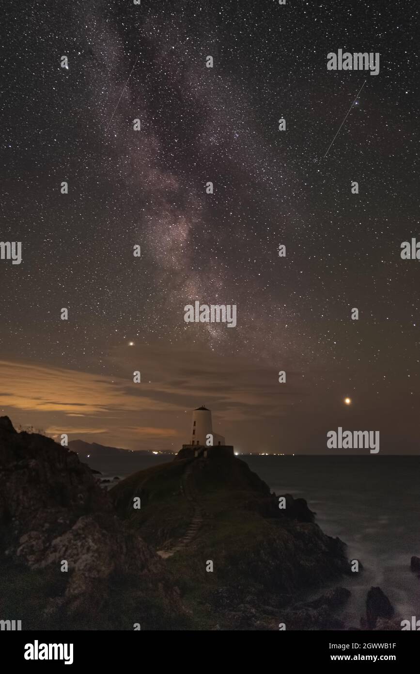 Vista panorámica del mar contra el cielo en la noche Foto de stock
