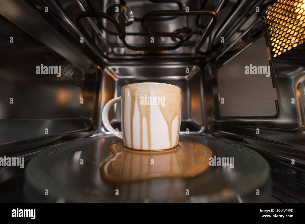 Taza de café sucia Después de operar con horno de microondas, calentar agua  en microondas puede ser peligroso Fotografía de stock - Alamy