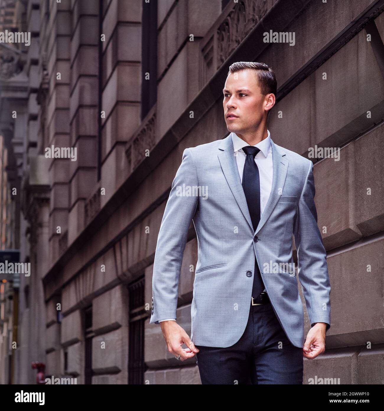 joven de pie delante del edificio, con Blazer gris, corbata negra, viajando por la ciudad de Nueva York Fotografía de stock - Alamy