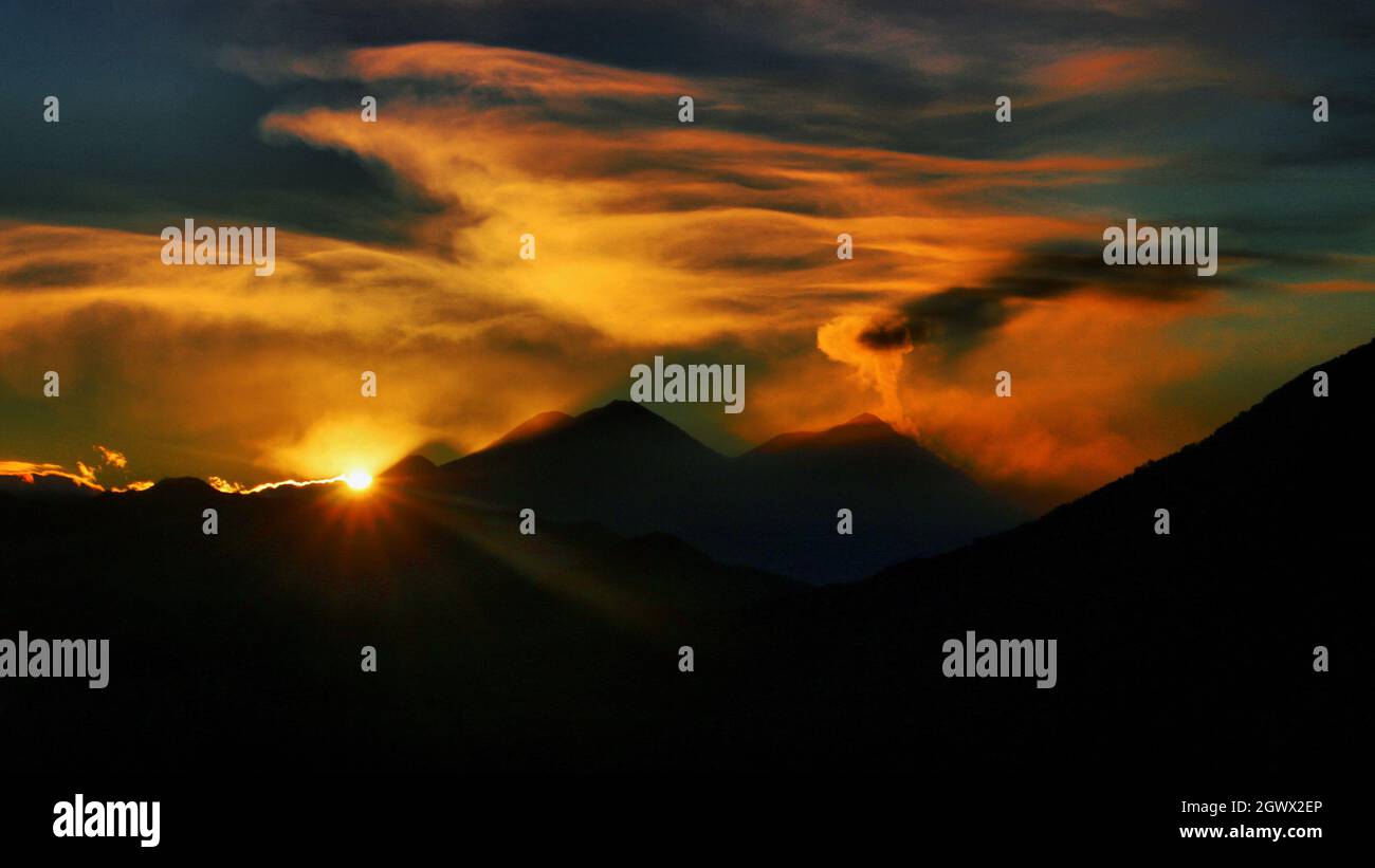 Vista panorámica de la montaña de silueta contra el cielo durante la puesta de sol Foto de stock