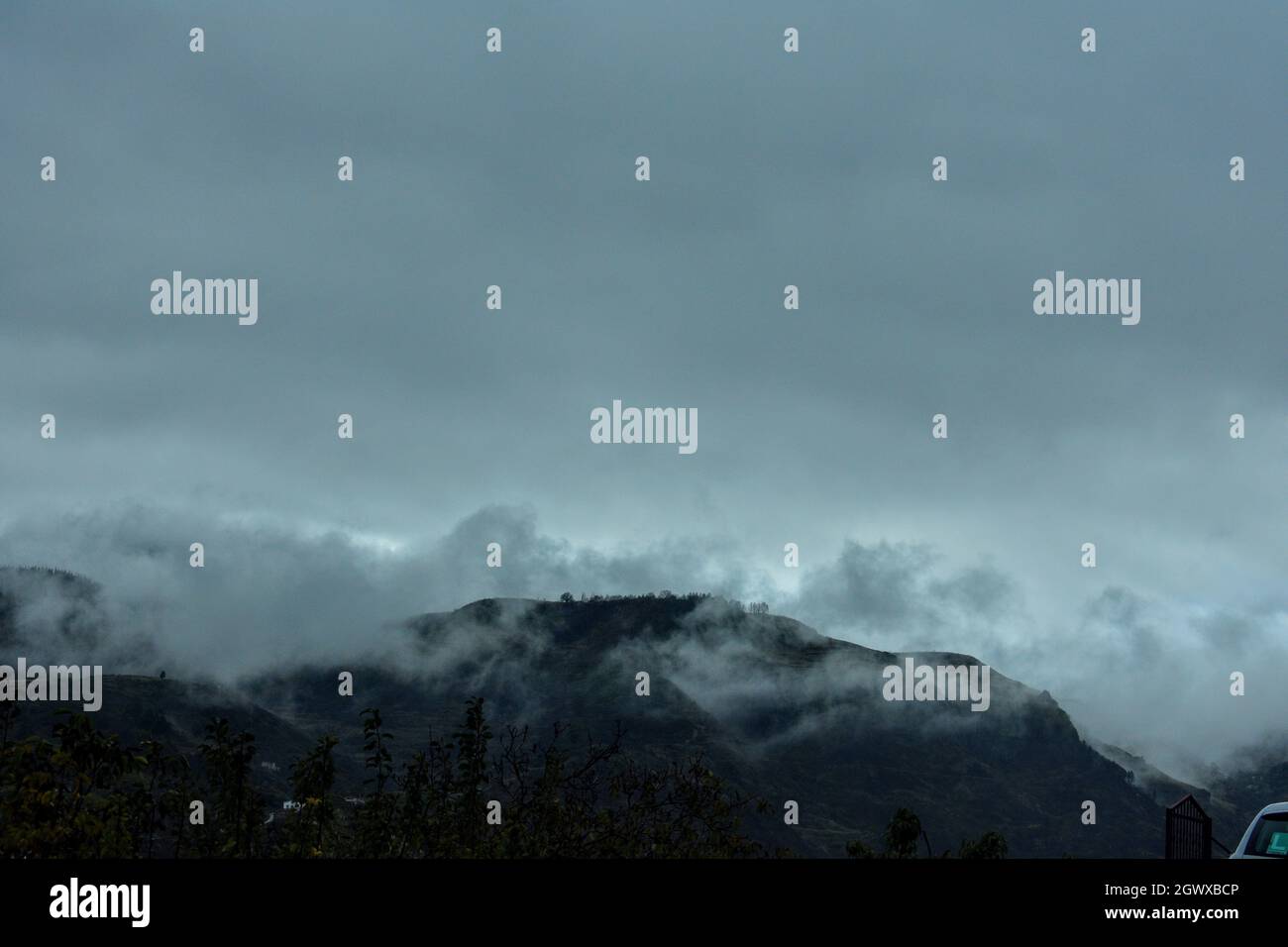 Vista panorámica de las montañas contra el cielo Foto de stock
