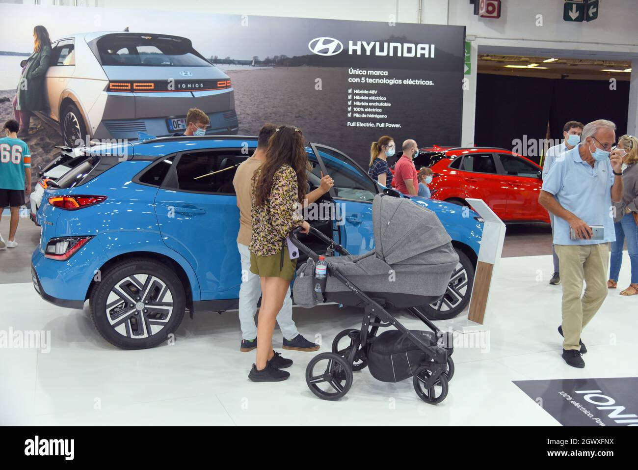 Una pareja con un coche bebé observa un todoterreno Hyhundai en el  Automobile Barcelona. El Automóvil Barcelona se celebra después de dos años  de la pandemia de Covid-19 en la Fira de