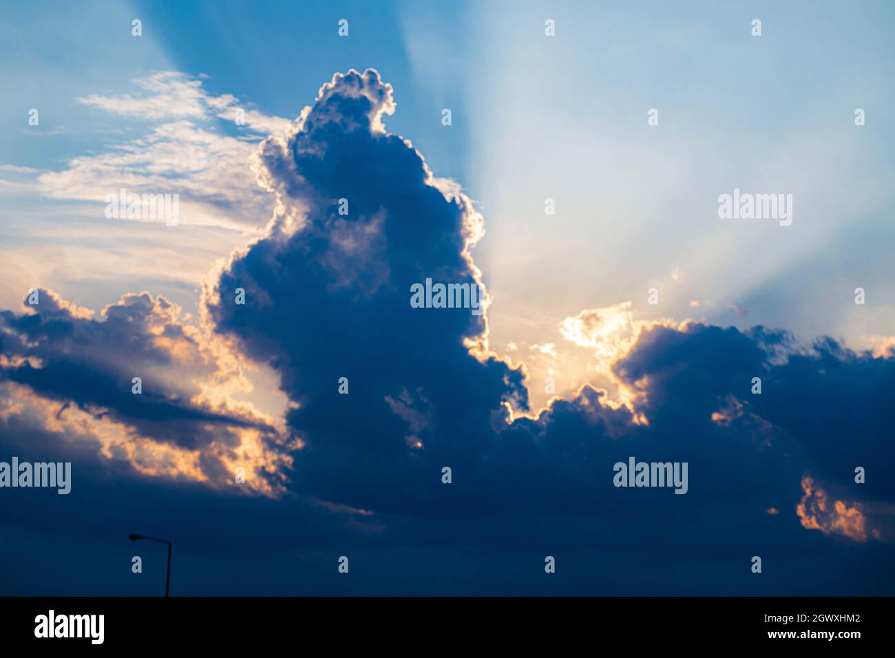 Vista de ángulo bajo la luz del sol a través de las nubes de streaming Foto de stock