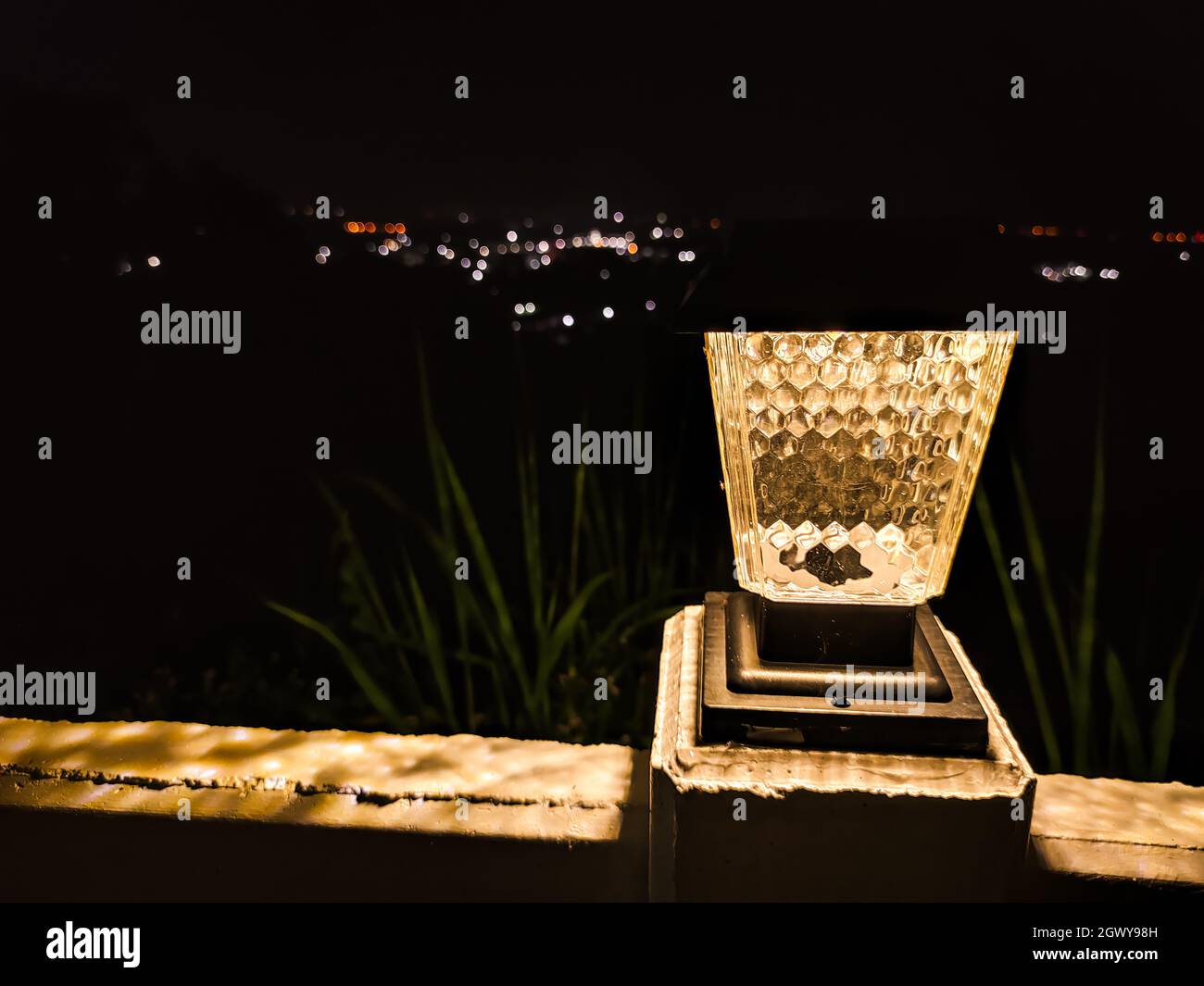 Primer plano de la lámpara iluminada en la mesa, la energía solar de la lámpara Foto de stock