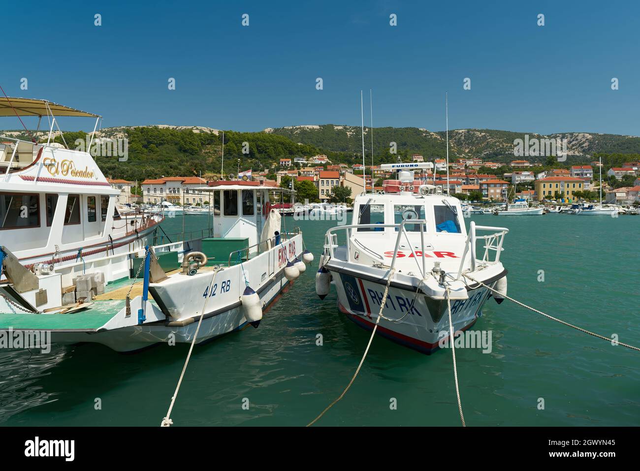 Barco de rescate en el puerto de la ciudad de Rab en la costa del Mar Adriático en Croacia Foto de stock