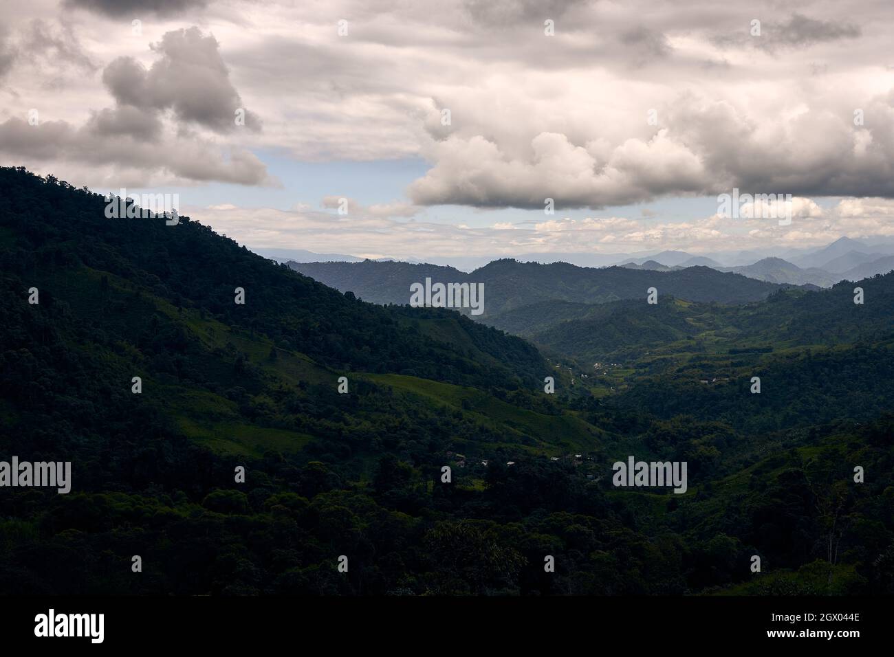 Vista panorámica del paisaje contra Sky Foto de stock