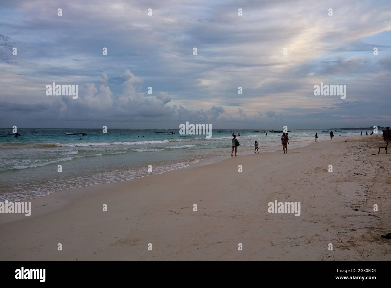 Vista panorámica de la playa contra el cielo Foto de stock