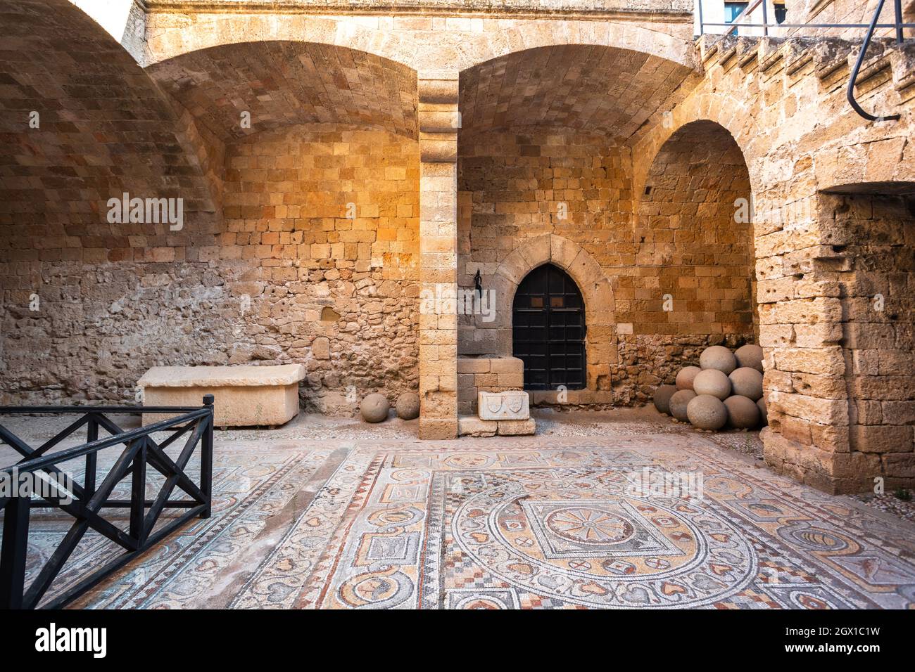 Mosaico en el piso del Museo Arqueológico en el casco antiguo de Rodas, Grecia Foto de stock