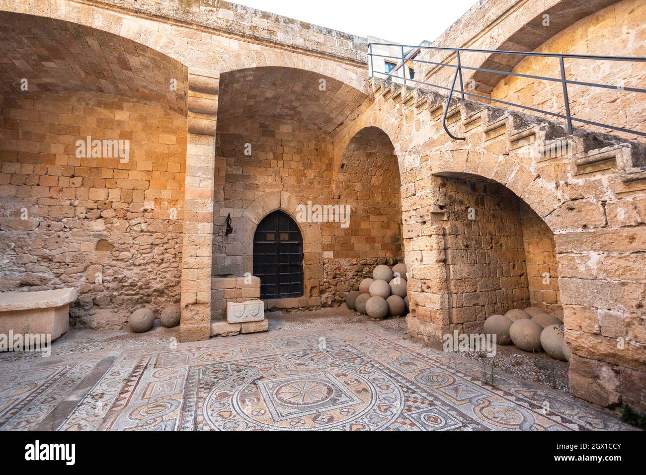 Mosaico en el piso del Museo Arqueológico en el casco antiguo de Rodas, Grecia Foto de stock