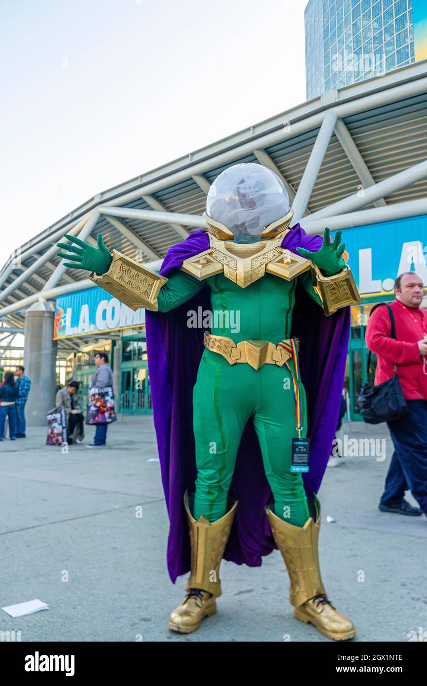 Asistente que retrata el personaje de Mysterio en traje colorido, en Comic  Con en Los Angeles, CA, Estados Unidos Fotografía de stock - Alamy