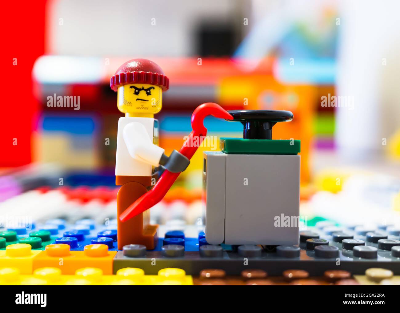 POZNAN, POLONIA - Mar 14, 2019: Un ladrón de Lego tratando de abrir una caja  fuerte con un crowbar Fotografía de stock - Alamy