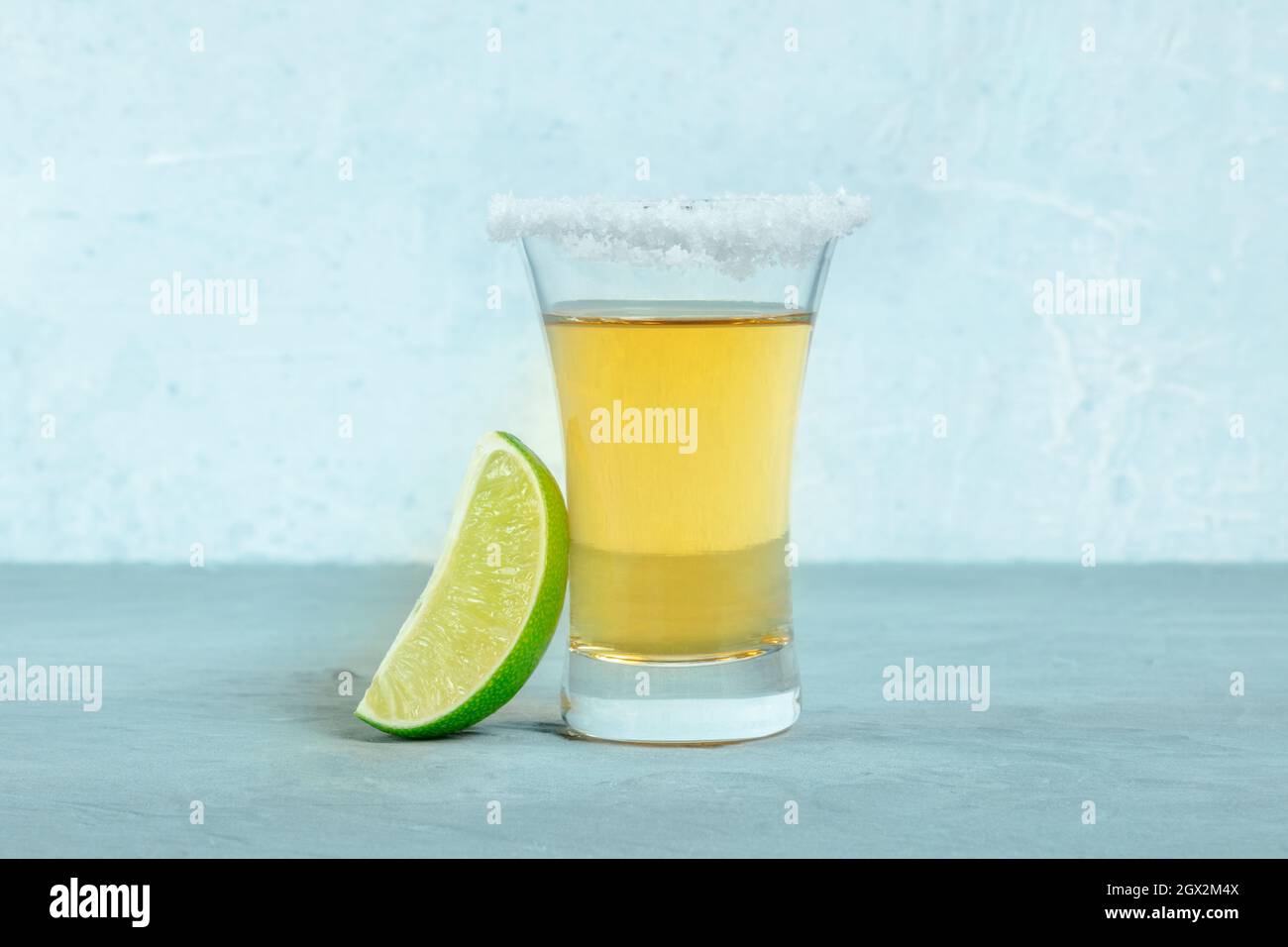 Tequila rodó con una rodaja de lima, licor mexicano con borde salado
