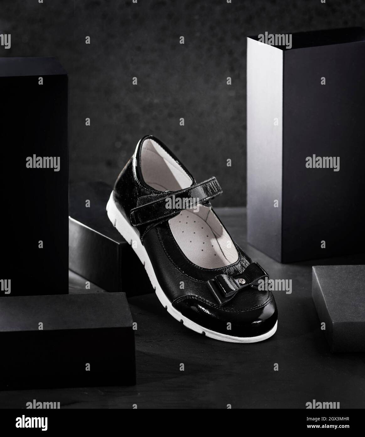 Nuevas y elegantes zapatillas escolares para chicas con una composición  gráfica en negro Fotografía de stock - Alamy