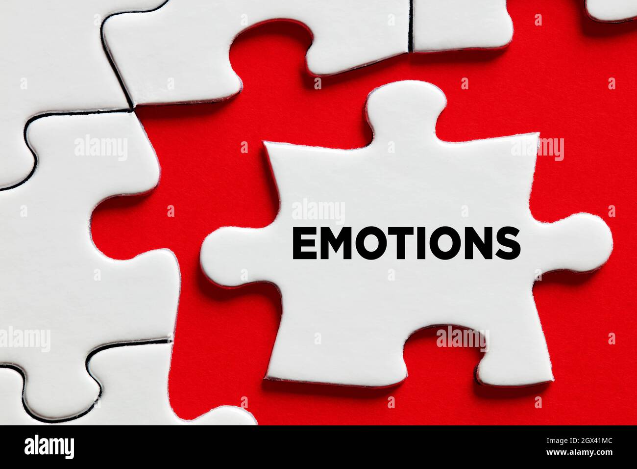 La palabra emociones en una pieza de rompecabezas con fondo rojo. Concepto  de complejidad emocional o confusión Fotografía de stock - Alamy