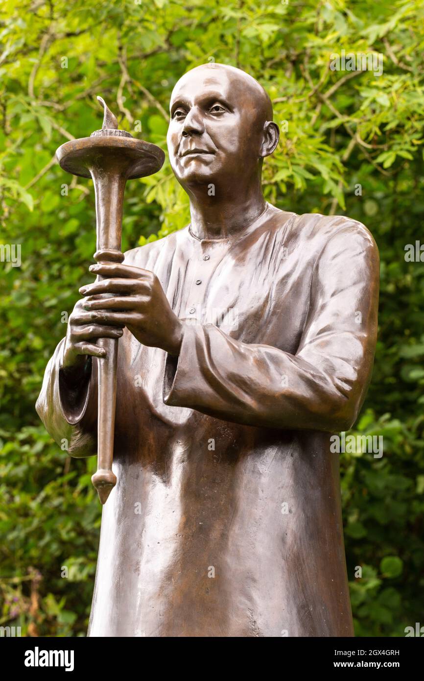 Estatua de la paz en el Jardín Botánico Nacional de Gales Foto de stock
