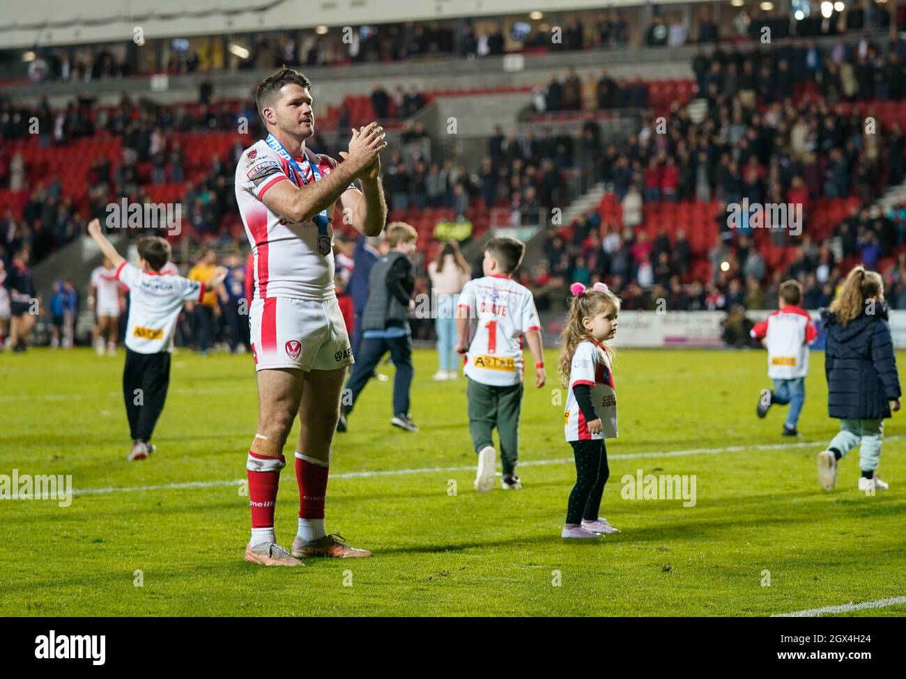 Saints Lachlan Coote saluda a la multitud después de jugar su juego final en el Totally Wicked Stadium antes de que se mueva en la imagen por Steve Flynn/AHPIX.com, Foto de stock