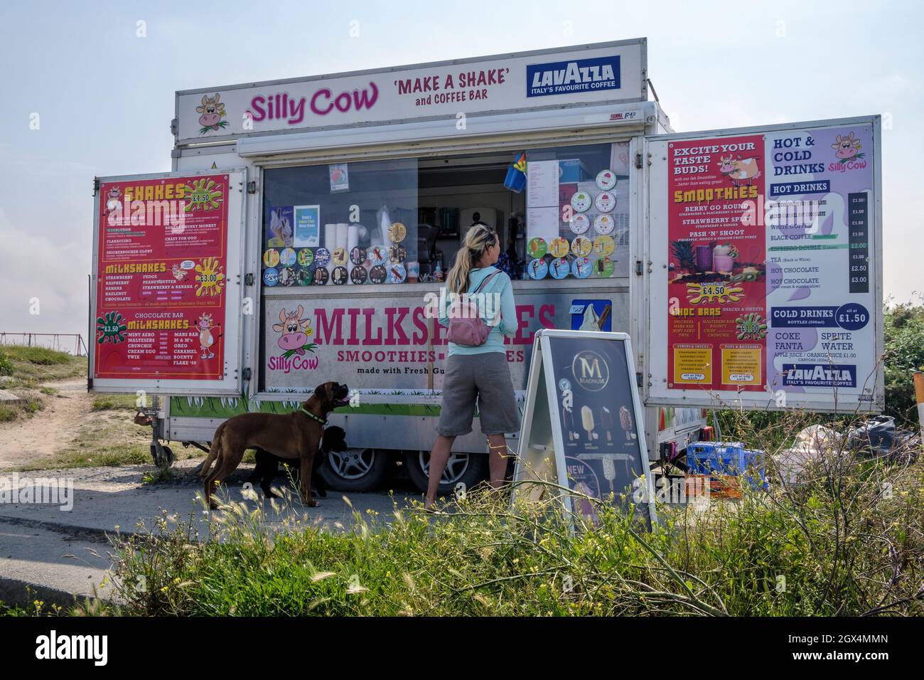 El quiosco de refrescos de Silly Cow, Ladies Bay, Guernsey, Islas del Canal Foto de stock
