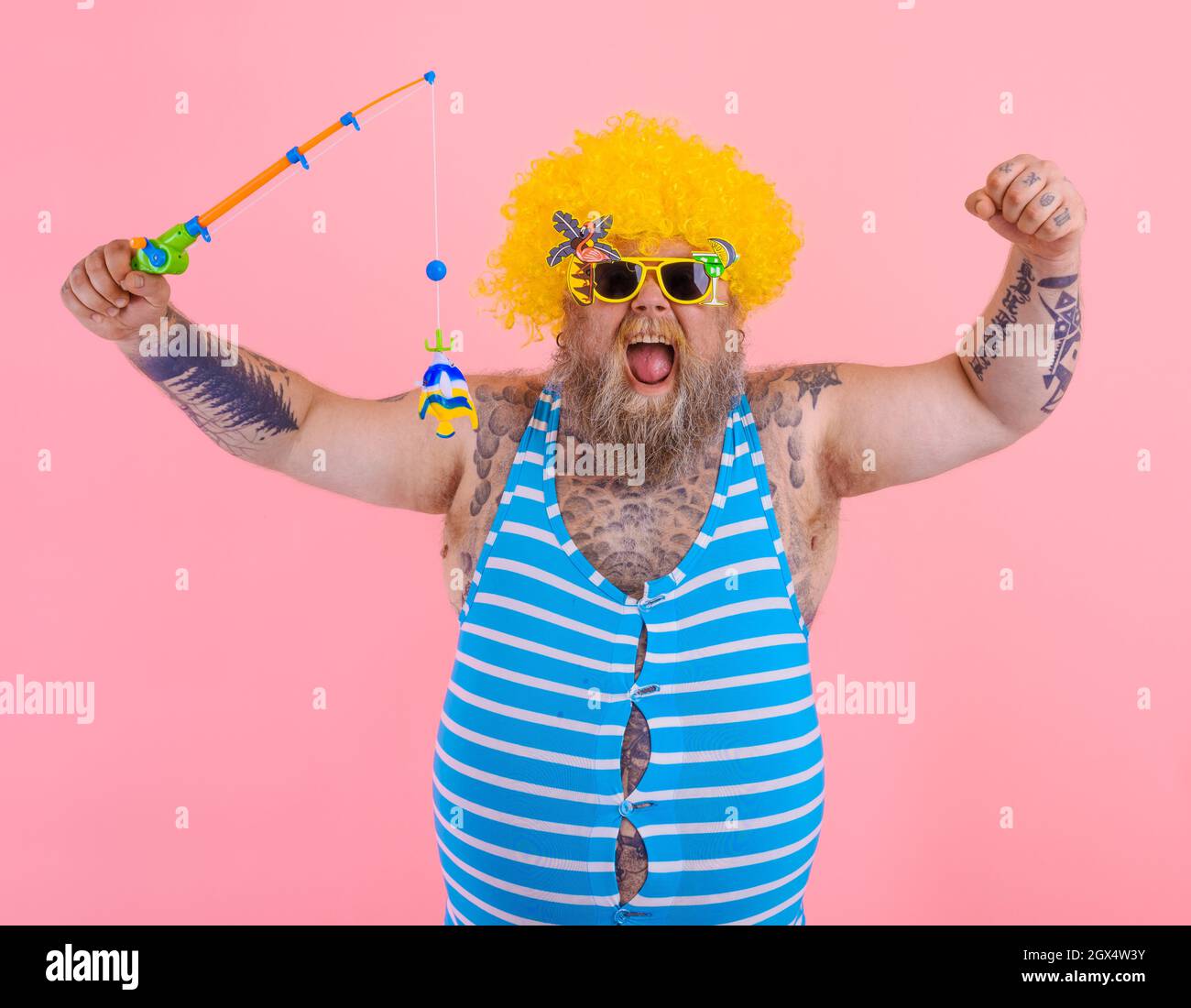 Hombre feliz gordo con barba y gafas de sol Diviértete con la caña de  pescar Fotografía de stock - Alamy