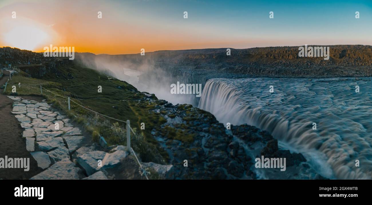 Increíble cascada de Dettiffos en islandia, gran cantidad de agua cayendo haciendo una gotita cortina durante la puesta de sol de verano en colores ricos. Buenas noches Fotografía de stock - Alamy Increíble cascada de Dettiffos en islandia, gran cantidad de agua cayendo haciendo una gotita cortina durante la puesta de sol de verano en colores ricos. Buenas noches Fotografía de stock - Alamy