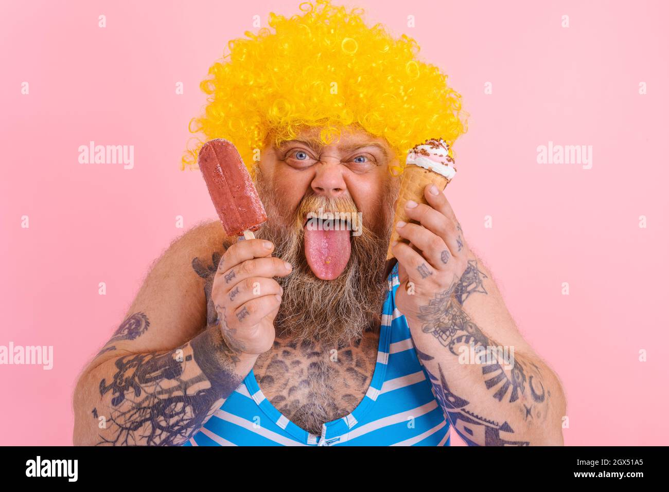 El hombre gordo con barba y peluca come una paleta y un helado Fotografía  de stock - Alamy