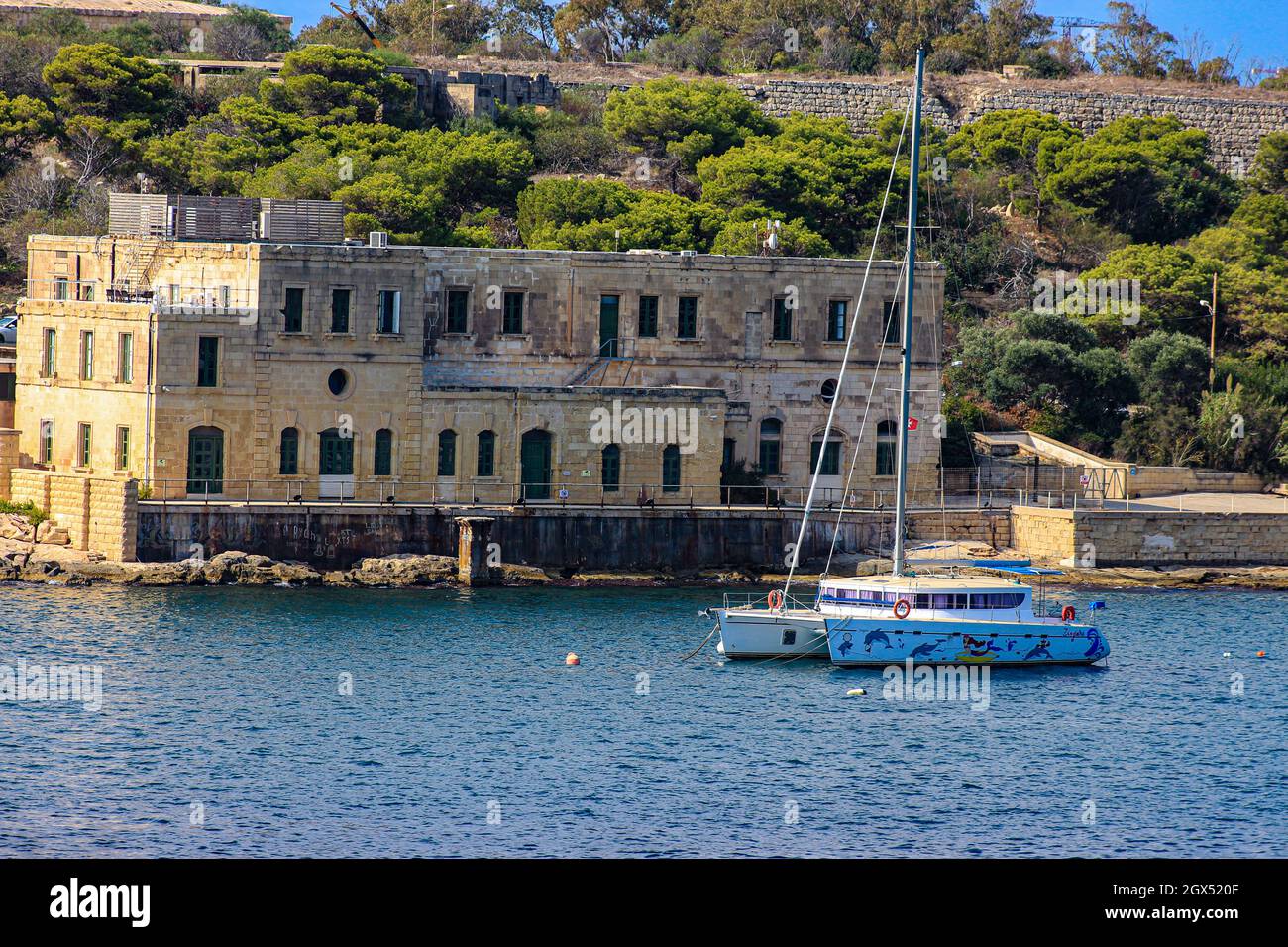 Barcos en sus amarres en Sliema Creek, Sliema en la isla mediterránea de Malta, durante la pandemia de Covid 19 Foto de stock
