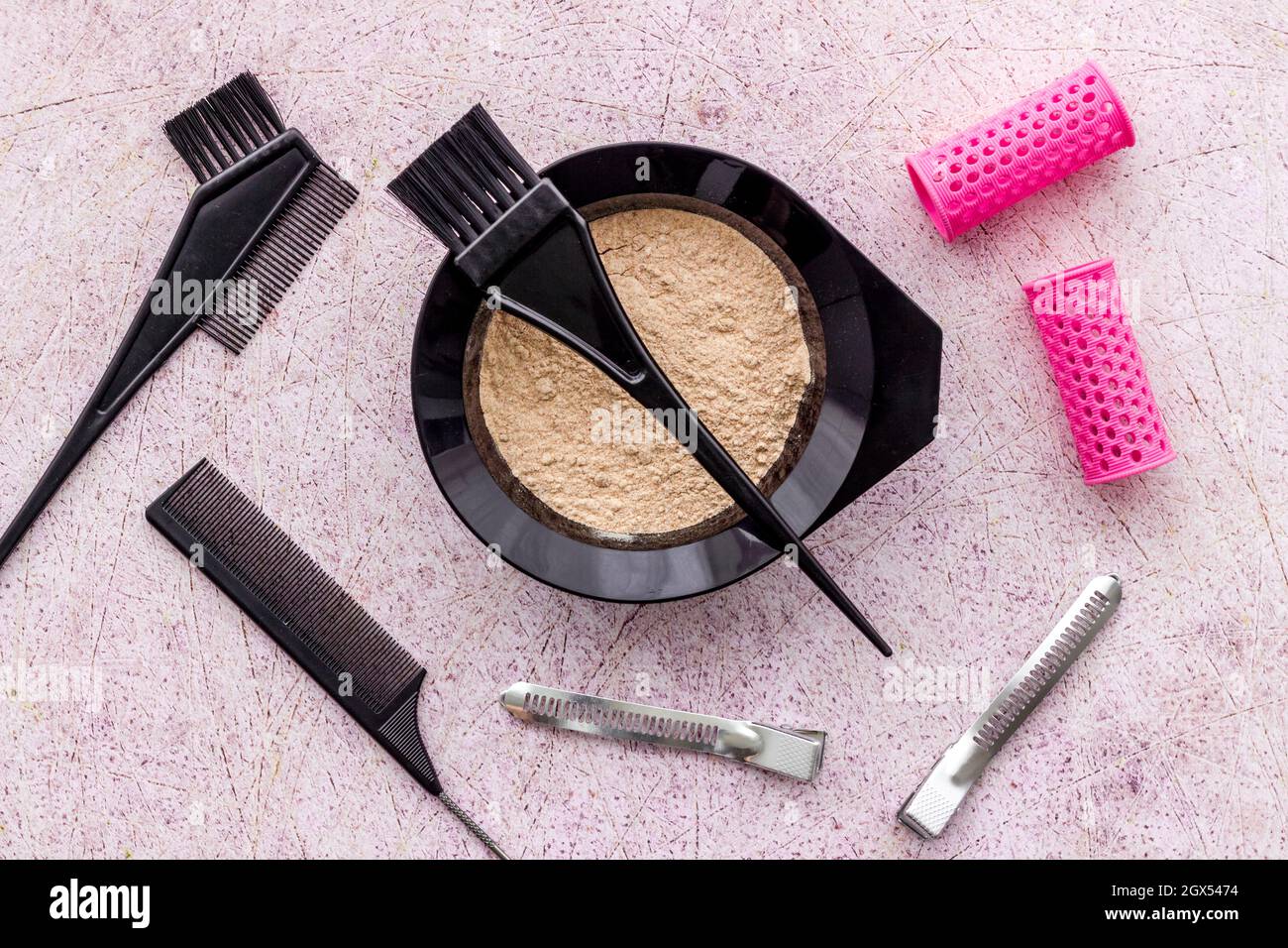 Salón de belleza para teñir el cabello con cepillo y cuenco para mezclar  Fotografía de stock - Alamy