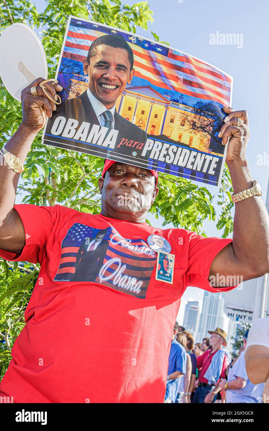 Miami Florida,Parque del Bicentenario,Voto Temprano por Cambio Rallye candidato presidencial Barack Obama,Campaña electoral Hombre Negro Holding poster Foto de stock