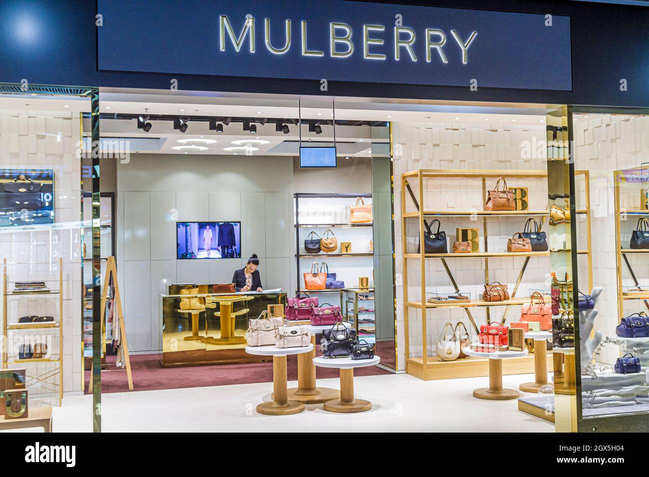 Frankfurt am Main Alemania, puerta de la terminal del aeropuerto, tienda de compras venta de la exhibición, entrada Mulberry bolsas de mano para mujer bolsos de bolsillo Foto de stock