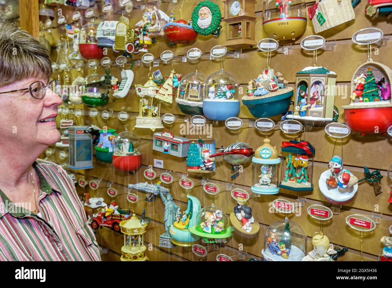 Indiana Varsovia, la tienda de fiestas Hallmark Ornament Museum, decoraciones de árboles de Navidad buscando compras mujer exposición venta Foto de stock
