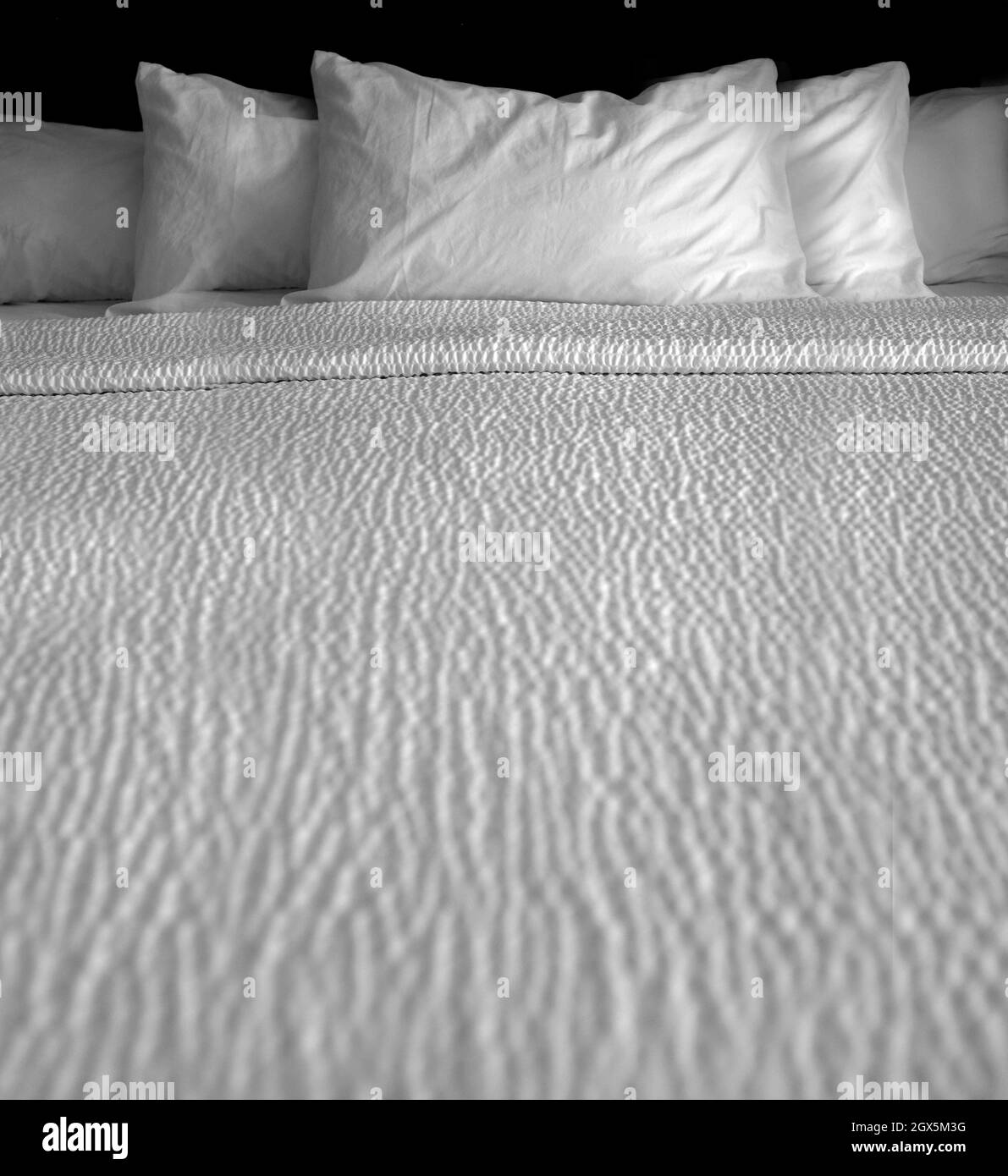 Ropa de cama limpia y almohadas con sábanas blancas para una textura cómoda  para dormir Fotografía de stock - Alamy