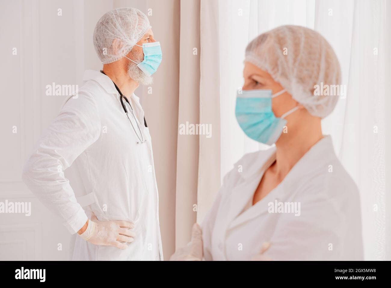 los médicos con máscara facial piensan que están listos para trabajar Foto de stock
