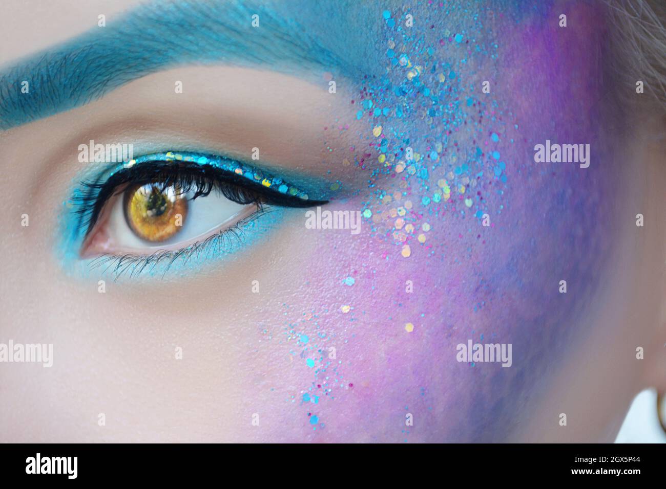 Maquillaje fantástico azul sirena Fotografía de stock - Alamy